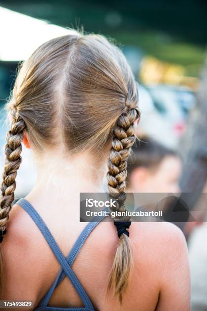 Giovane Ragazza Bionda Con Intreccio - Fotografie stock e altre immagini di Abbronzatura - Abbronzatura, Adolescente, Adulto