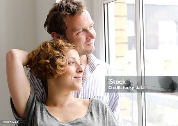 Casal Jovem Com Aspiração - Fotografias de stock e mais imagens de 20-24 Anos - 20-24 Anos, 25-29 Anos, Abraçar