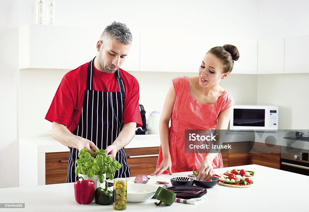 Adulto casal culinária caseira Pizza - Foto de stock de 20-24 Anos royalty-free