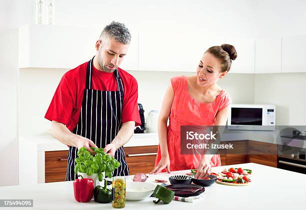 Foto de Adulto Casal Culinária Caseira Pizza e mais fotos de stock de 20-24 Anos - 20-24 Anos, 30-34 Anos, Adulto