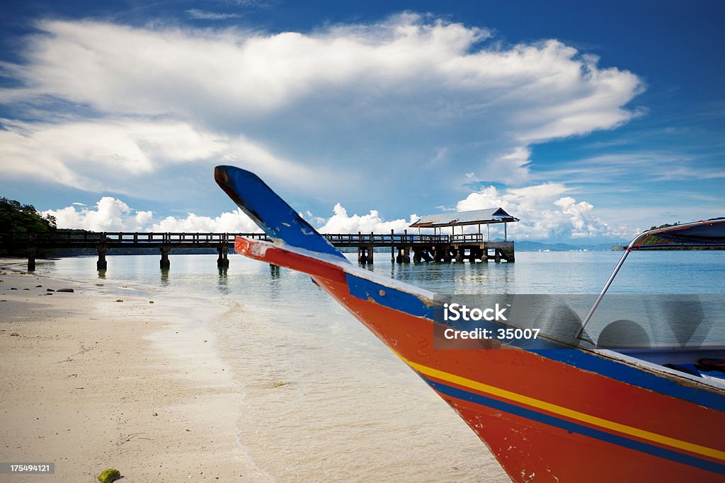 Barco na praia com base em distância - Royalty-free Pulau Langkawi Foto de stock