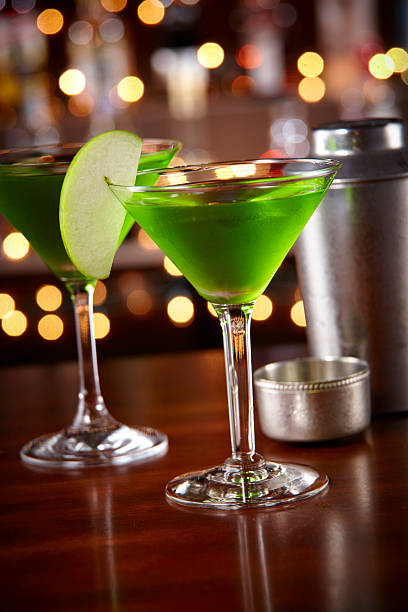 apple mint in bar - apple martini stock-fotos und bilder