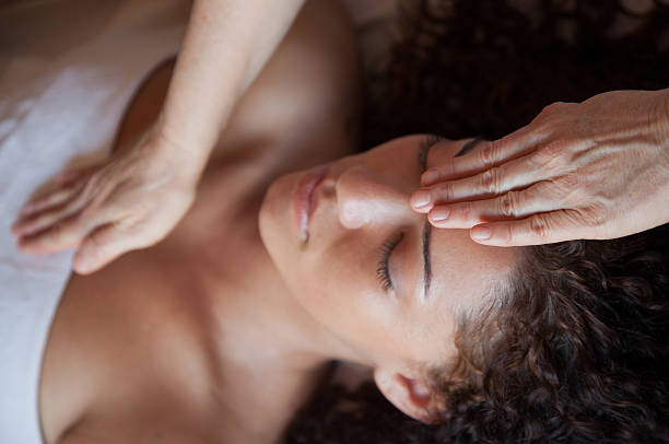 masajes healing hands - reiki fotografías e imágenes de stock
