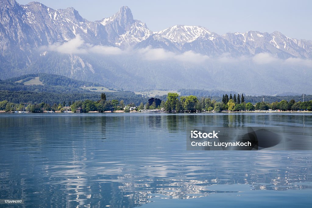 Lake of Thun und die Schweizer Alpen - Lizenzfrei See Stock-Foto