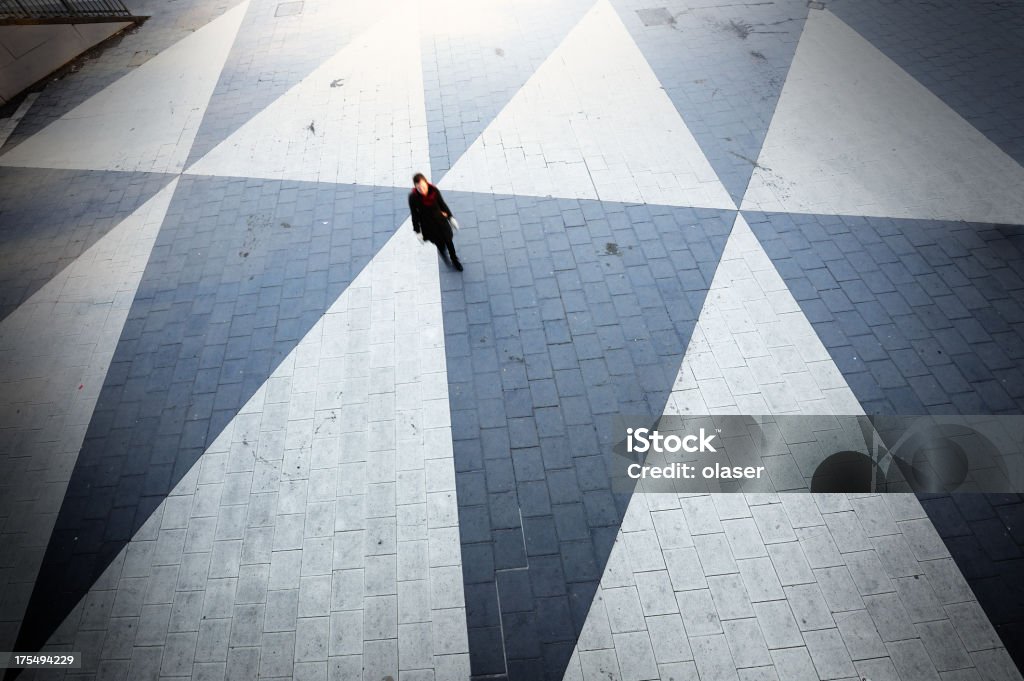 single shopper in regnerischen city square - Lizenzfrei Fußgängerübergang Stock-Foto