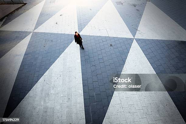 Single Shopper In Regnerischen City Square Stockfoto und mehr Bilder von Fußgängerübergang - Fußgängerübergang, Schweden, Abgeschiedenheit