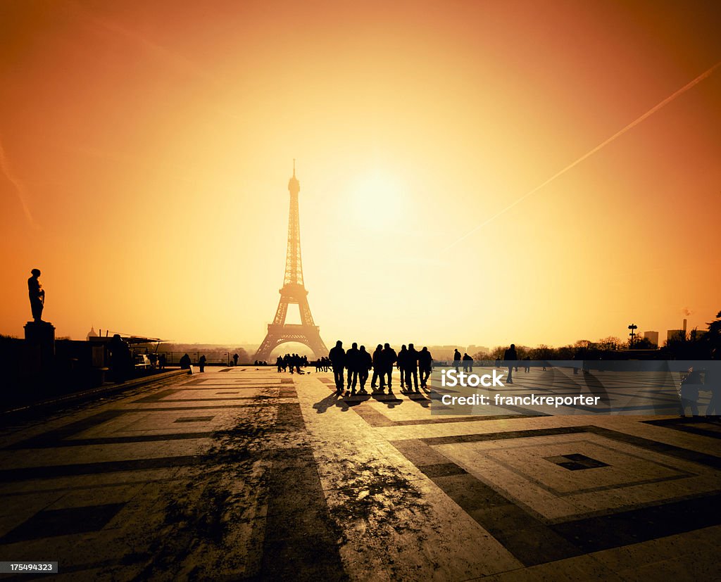 Turista Silueta frente a Tour Eiffel vista contra el sol - Foto de stock de Aire libre libre de derechos