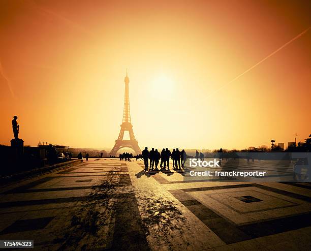 Turista Silueta Frente A Tour Eiffel Vista Contra El Sol Foto de stock y más banco de imágenes de Aire libre