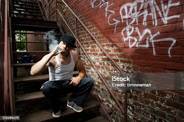 Intimidante Europeo Penal Y Gángster Fumar Un Cigarrillo En Alley Foto de stock y más banco de imágenes de Acoso escolar