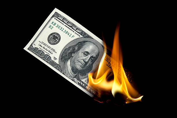 bruciare banconota da cento dollari - burning foto e immagini stock