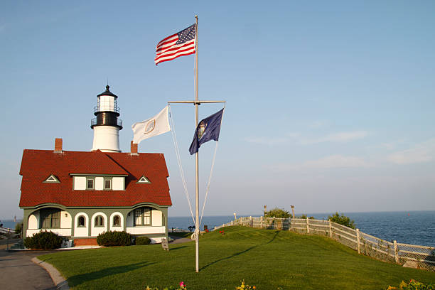 phare de la pointe de portland et drapeaux - travel maine coast region lighthouse lighting equipment photos et images de collection