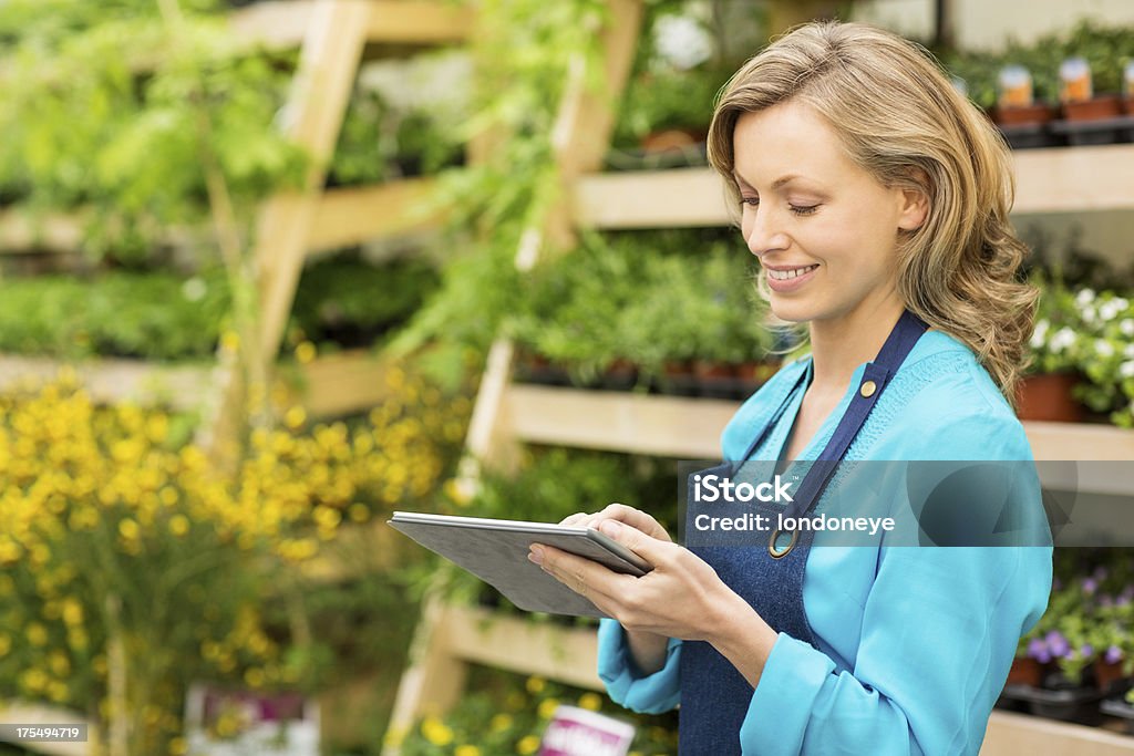 Jardim feminino Trabalhador usando Tablet Digital - Royalty-free 30-39 Anos Foto de stock