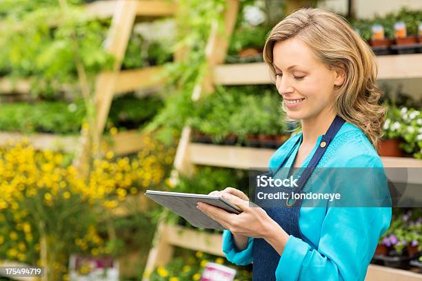 Jardim Feminino Trabalhador Usando Tablet Digital - Fotografias de stock e mais imagens de 30-39 Anos - 30-39 Anos, Adulto, Adulto de idade mediana