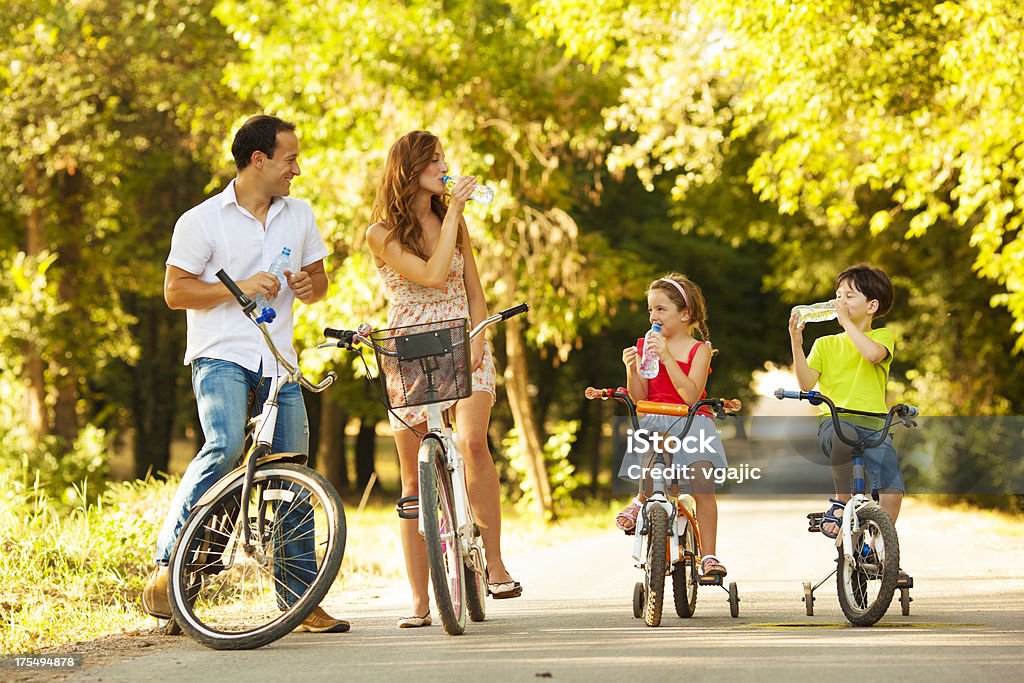 젊은 가족 자전거 in park - 로열티 프리 두발자전거 스톡 사진