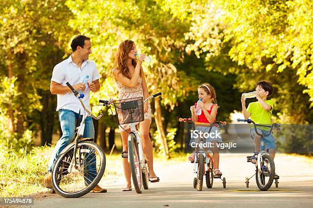 젊은 가족 자전거 In Park 두발자전거에 대한 스톡 사진 및 기타 이미지 - 두발자전거, 여름, 가족