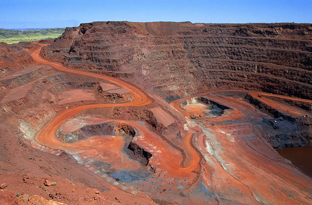 grande corte de minério de ferro mina aberta - iron mining - fotografias e filmes do acervo