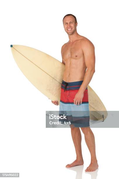 Atraente Homem Carregar Uma Prancha De Surf - Fotografias de stock e mais imagens de 30-39 Anos - 30-39 Anos, Adulto, Adulto de idade mediana