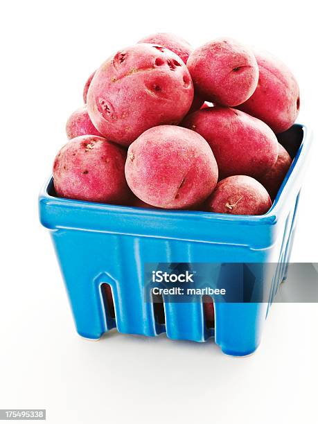 Красный Potatoes Голубой Коробке — стоковые фотографии и другие картинки Вегетарианское питание - Вегетарианское питание, Вертикальный, Гарнир