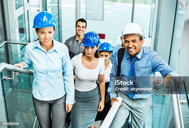 Gruppe Von Lächelnd Architekten Auf Der Treppe Stockfoto und mehr Bilder von Treppengeländer - Treppengeländer, Zusammenarbeit, Architekturberuf