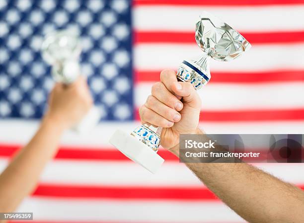 Photo libre de droit de Drapeau Américain Avec Le Gagnant Trophée Coupe banque d'images et plus d'images libres de droit de 4 juillet - 4 juillet, Adulte, Blanc