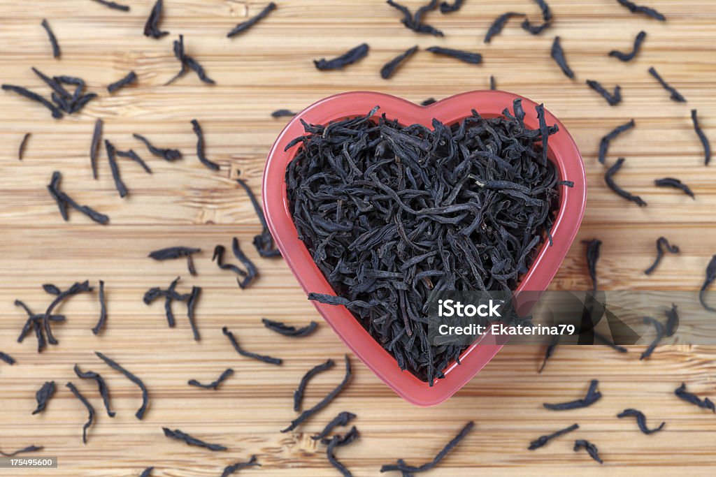 �Листьев черного чая в сердце Чаша - Стоковые фото Без людей роялти-фри