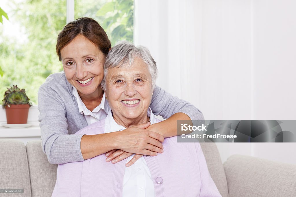 Sênior mulher e cuidadora - Foto de stock de Adulto royalty-free