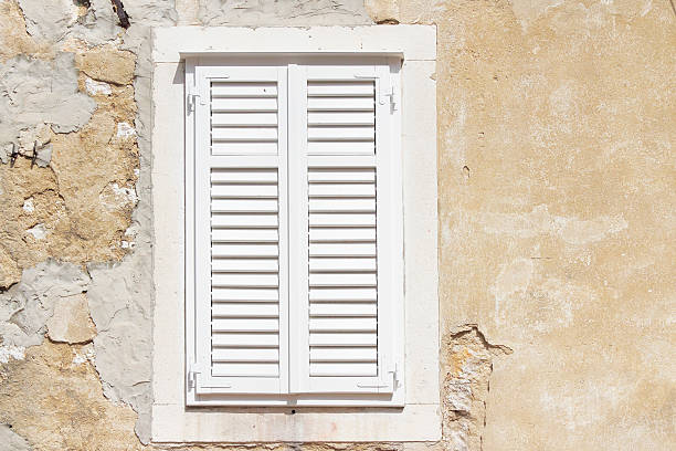 fechado de janela de madeira do obturador fachada de zadar, croácia - shutter unhygienic ancient old - fotografias e filmes do acervo