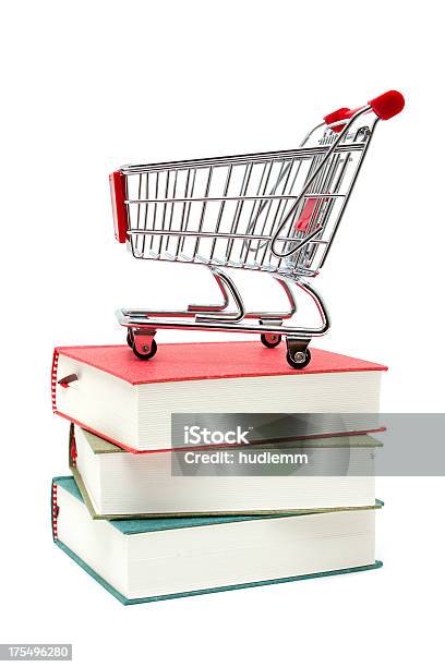Einkaufswagen Auf Bücher Stockfoto und mehr Bilder von Akademisches Lernen - Akademisches Lernen, Ausrüstung und Geräte, Ausverkauf