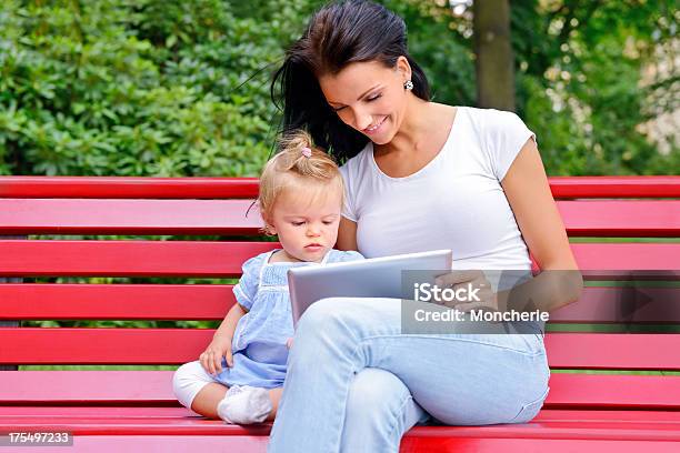 Schöne Junge Mutter Mit Ihrem Baby Mädchen Mit Tablet Pc Stockfoto und mehr Bilder von 6-11 Monate