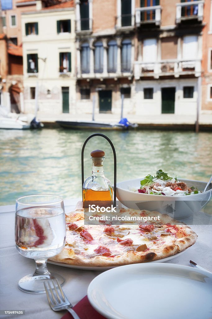 イタリアのお料理：ベニスのピザ - ピザのロイヤリ��ティフリーストックフォト