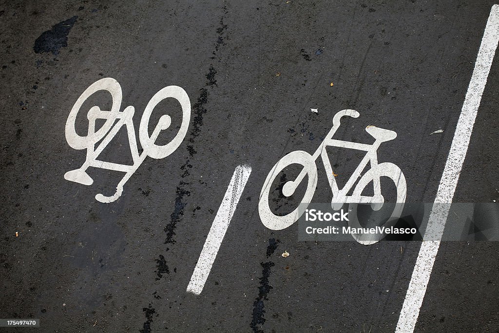Велосипед путь в двух направлениях - Стоковые фото Асфальт роялти-фри