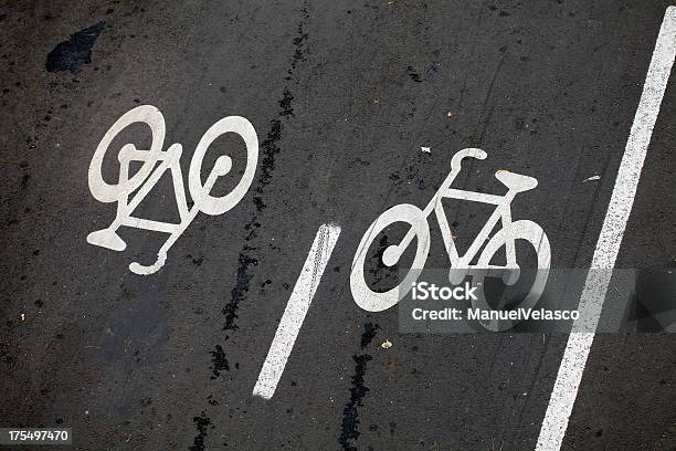Велосипед Путь В Двух Направлениях — стоковые фотографии и другие картинки Асфальт - Асфальт, Без людей, Большой город