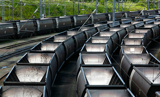 vazio de carvão em carruagens ferroviárias estacionados ramal - train coal mining australia imagens e fotografias de stock