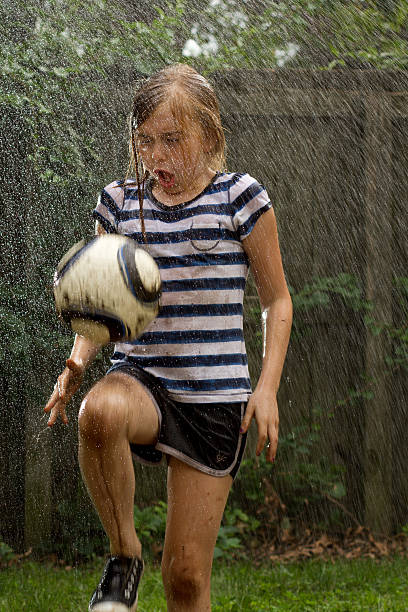 Futebol na chuva - foto de acervo