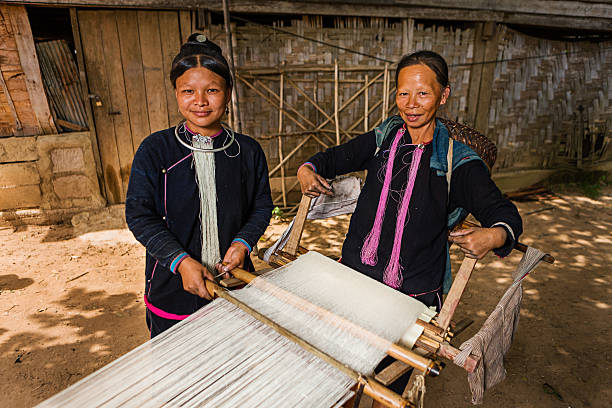 женщины из lantan hill tribe работать с ткацкий станок - laos hut southeast asia shack стоковые фото и изображения