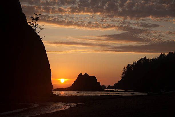 istock Sun sets over Sea stacks sunset in Olympic National Park 175498107