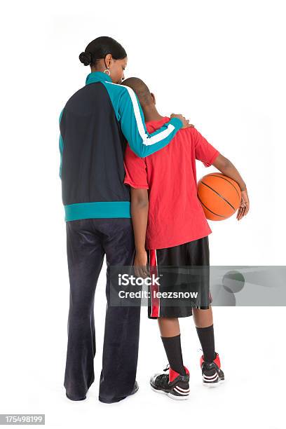 Triste Menino Com A Mãe Jogador De Basquetebol - Fotografias de stock e mais imagens de Mãe - Mãe, Abraçar, Filho