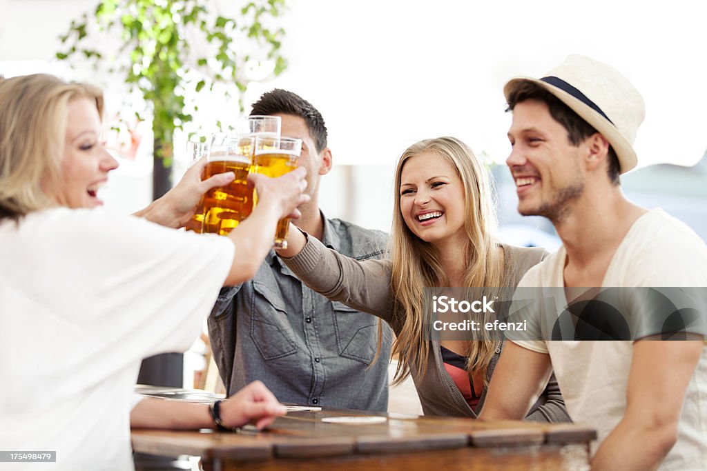 Felizes amigos a beber cerveja - Royalty-free 20-24 Anos Foto de stock