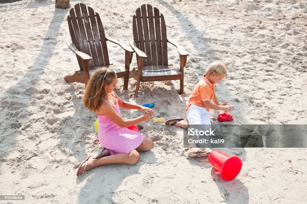 Niños jugando en la playa - Foto de stock de 6-7 años libre de derechos