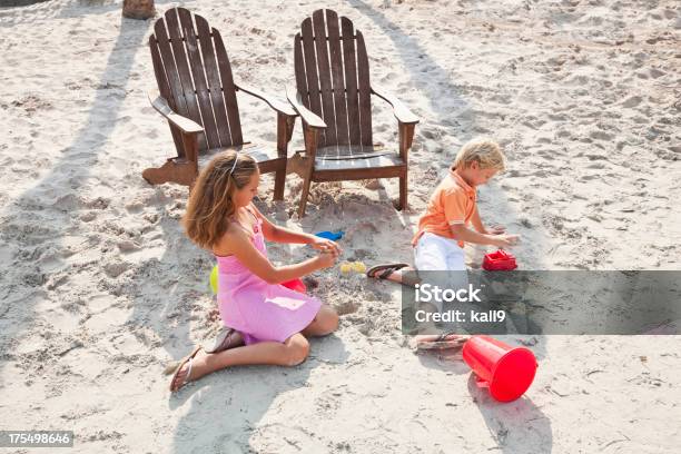 Niños Jugando En La Playa Foto de stock y más banco de imágenes de 6-7 años - 6-7 años, 8-9 años, Aire libre