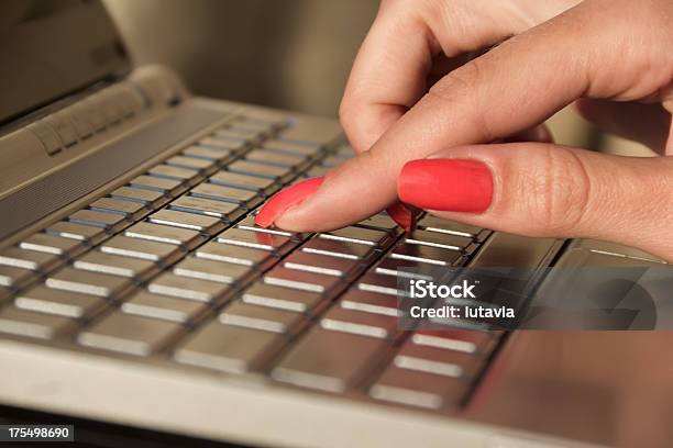 Weibliche Hand Tippen Auf Der Tastatur Von Laptop Stockfoto und mehr Bilder von Akademisches Lernen - Akademisches Lernen, Arbeiten, Arbeitszimmer