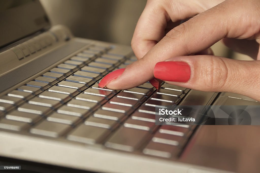 Femmina mani digitando sulla tastiera del computer portatile - Foto stock royalty-free di Adulto