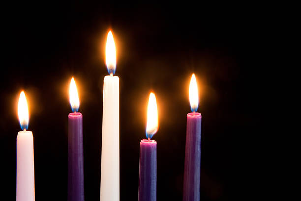 рождественский свечи на черный - candle advent christmas church стоковые фото и изображения