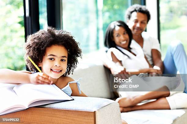 Inocente Rapariga Estudar Em Casa - Fotografias de stock e mais imagens de Família biparental - Família biparental, Interior de Casa, Vida Doméstica