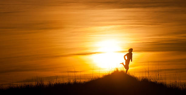 homem corredor para um treino de corrida ao pôr-do-sol - georgia sunlight healthy lifestyle cumberland island - fotografias e filmes do acervo