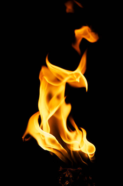 chama grande plano em um bastão fundo preto - flaming torch fire flame sport torch imagens e fotografias de stock