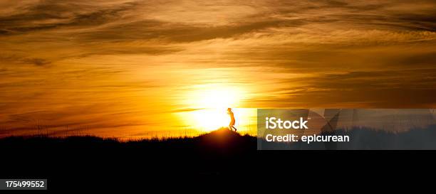 Maschio Runner In Corsa Per La Formazione Al Tramonto - Fotografie stock e altre immagini di Adulto