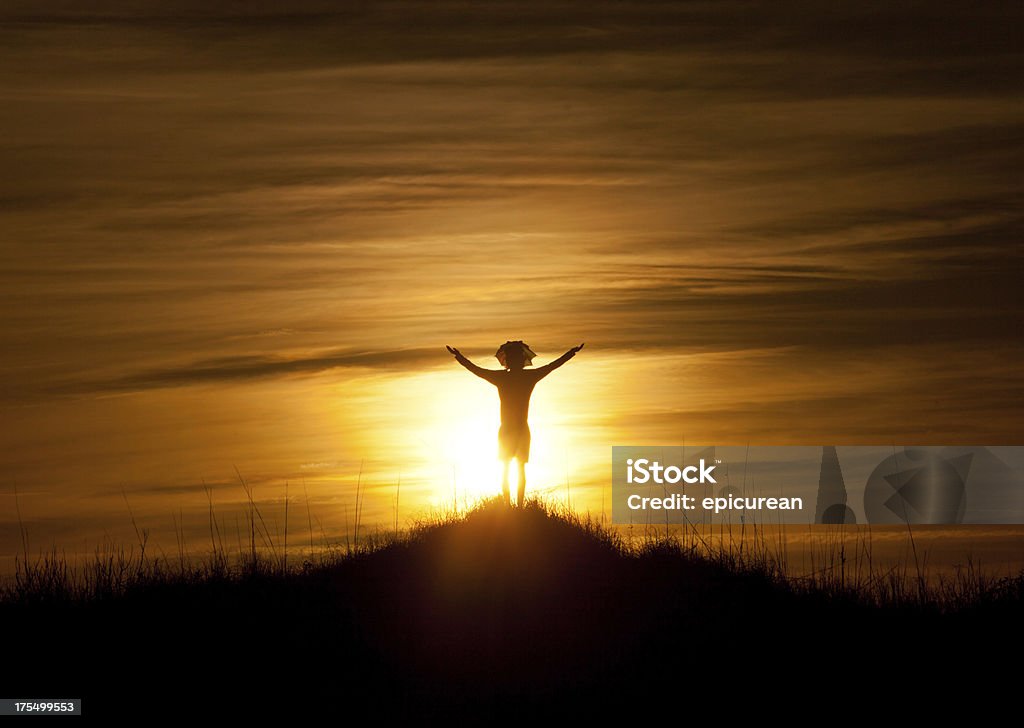 Mâle Coureur de départ pour une course au coucher du soleil - Photo de Adulte libre de droits