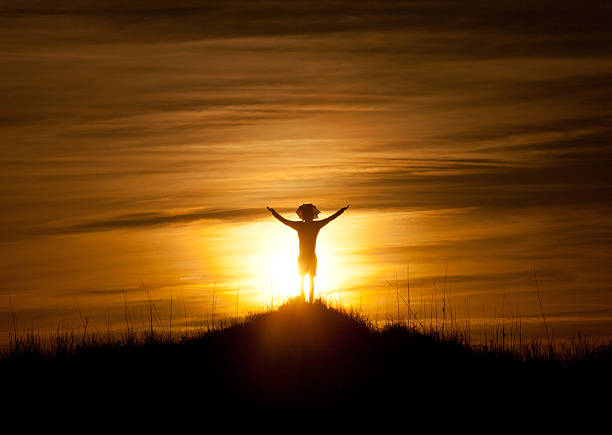 homem corredor para um treino de corrida ao pôr-do-sol - georgia sunlight healthy lifestyle cumberland island - fotografias e filmes do acervo