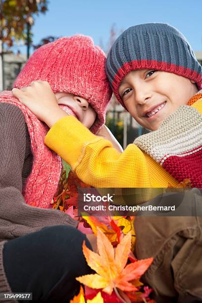 Herbst Geschwister Porträt Stockfoto und mehr Bilder von 6-7 Jahre - 6-7 Jahre, Ahornblatt, Angesicht zu Angesicht